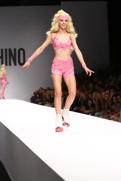 Modèle marche sur la piste pendant le salon Moschino — Photo