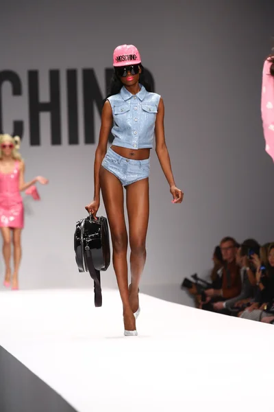 Model läuft während der Moschino-Show über den Laufsteg — Stockfoto