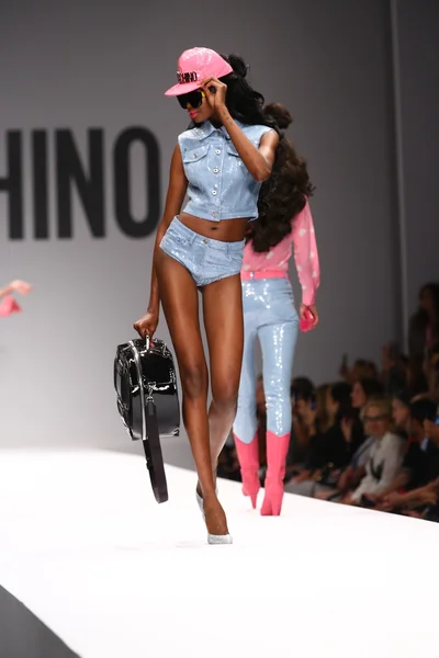 Modello cammina sulla pista durante lo spettacolo Moschino — Foto Stock