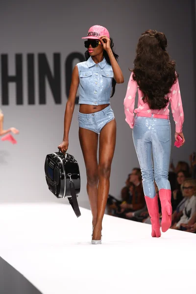 Modelo caminha na pista durante o show de Moschino — Fotografia de Stock