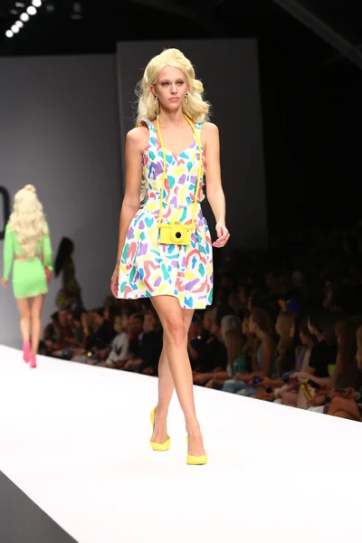 Modelo camina por la pasarela durante el espectáculo de Moschino —  Fotos de Stock