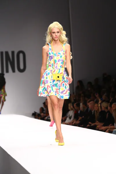 Model läuft während der Moschino-Show über den Laufsteg — Stockfoto