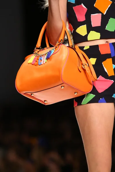 Modèle marche sur la piste pendant le salon Moschino — Photo