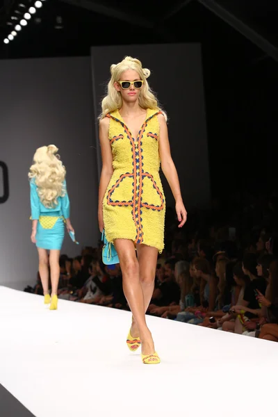 Modelo camina por la pasarela durante el espectáculo de Moschino —  Fotos de Stock