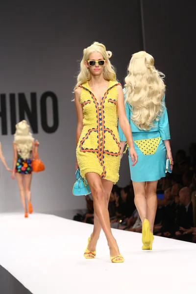 Model walks the runway during the Moschino show — Stock Photo, Image