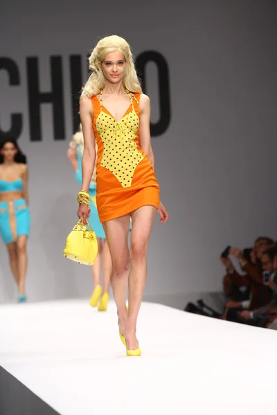 Modelo camina por la pasarela durante el espectáculo de Moschino —  Fotos de Stock