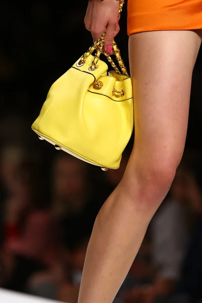 Modelo camina por la pasarela durante el espectáculo de Moschino — Foto de Stock