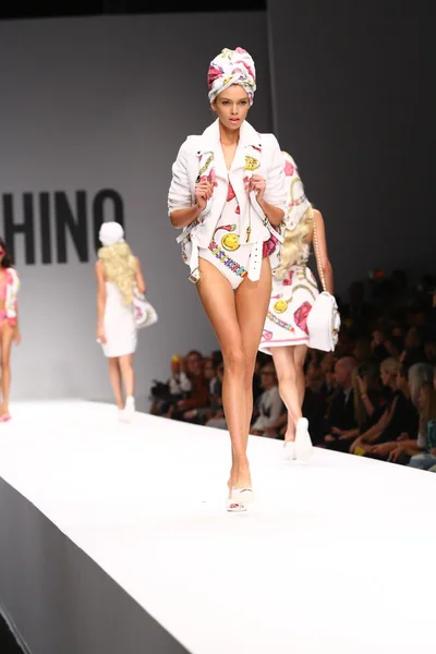 Model leidt de landingsbaan tijdens de show moschino — Stockfoto