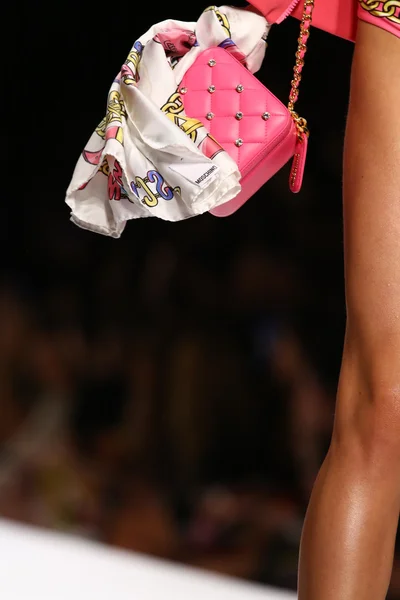 Modelo camina por la pasarela durante el espectáculo de Moschino — Foto de Stock