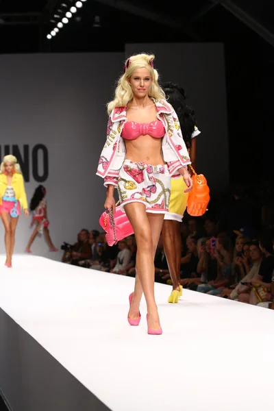 Modelo camina por la pasarela durante el espectáculo de Moschino —  Fotos de Stock