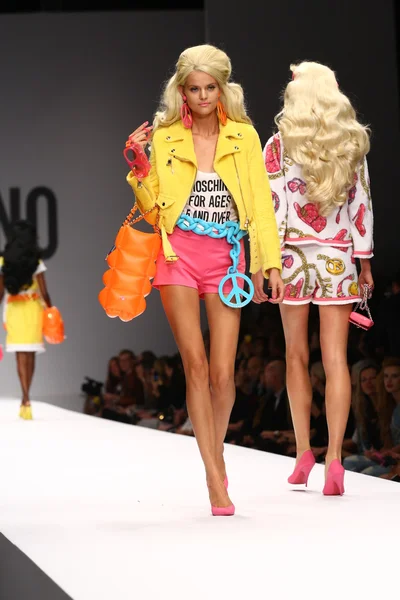 Model läuft während der Moschino-Show über den Laufsteg — Stockfoto