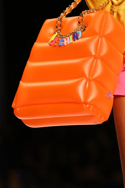 Modelo camina por la pasarela durante el espectáculo de Moschino — Foto de Stock