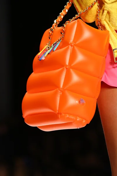 Modelo camina por la pasarela durante el espectáculo de Moschino — Foto de Stock