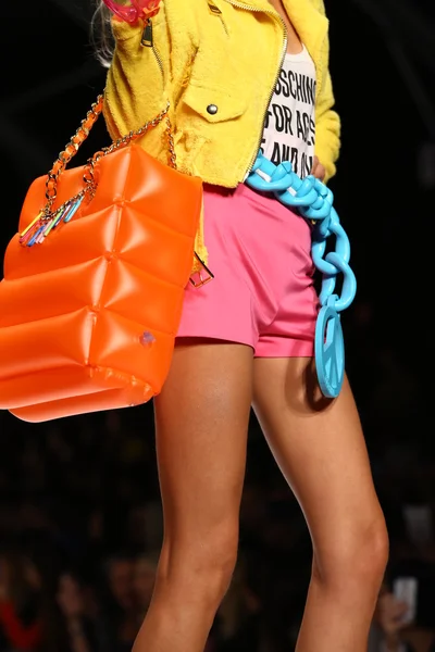 Modelo camina por la pasarela durante el espectáculo de Moschino — Foto de Stock