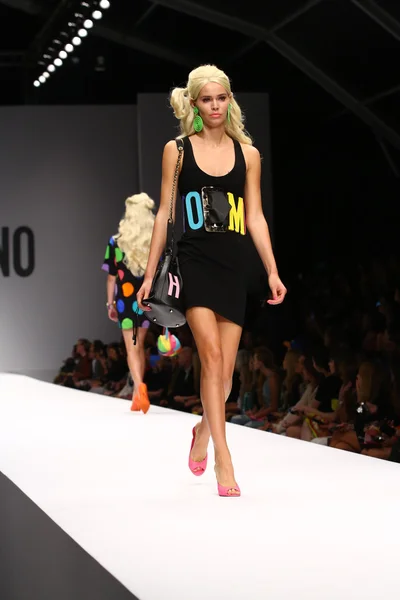 Modèle marche sur la piste pendant le salon Moschino — Photo