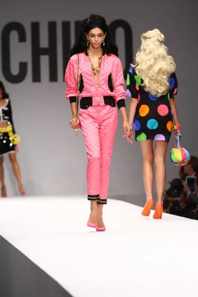 Modelo camina por la pasarela durante el espectáculo de Moschino —  Fotos de Stock