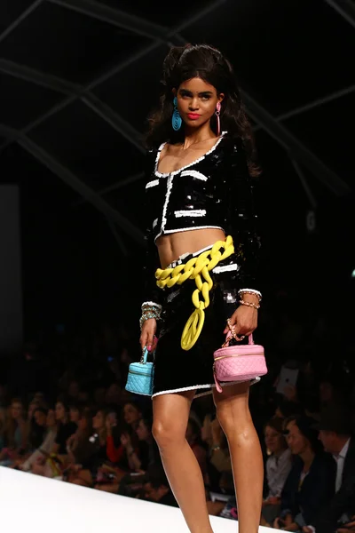 Modell sétál a kifutópálya alatt a moschino show — Stock Fotó