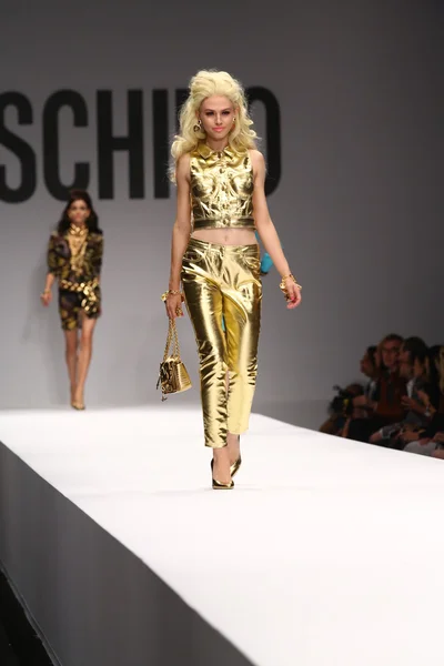 Model läuft während der Moschino-Show über den Laufsteg — Stockfoto