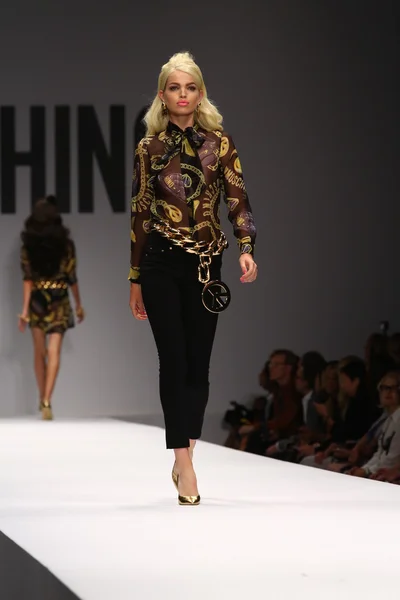 Modelo camina por la pasarela durante el espectáculo de Moschino — Foto de Stock