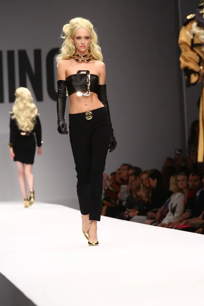 Model leidt de landingsbaan tijdens de show moschino — Stockfoto