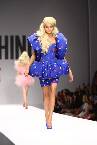 Model walks the runway during the Moschino show — Stock Photo, Image