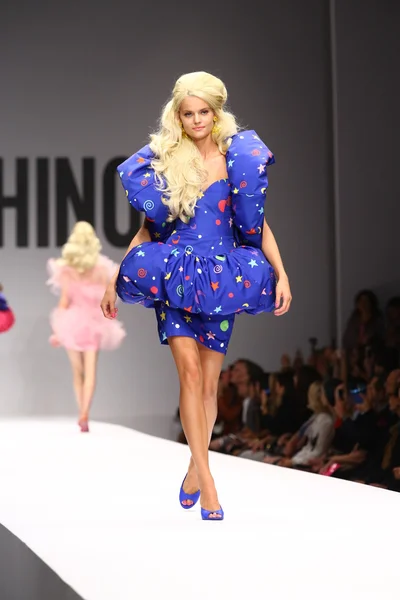 Model walks the runway during the Moschino show — Stock Photo, Image