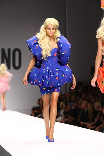 Model walks the runway during the Moschino show — Stock Photo, Image