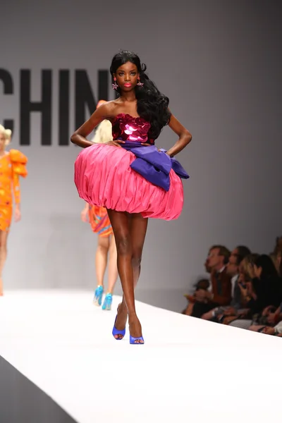 Modelo caminha na pista durante o show de Moschino — Fotografia de Stock