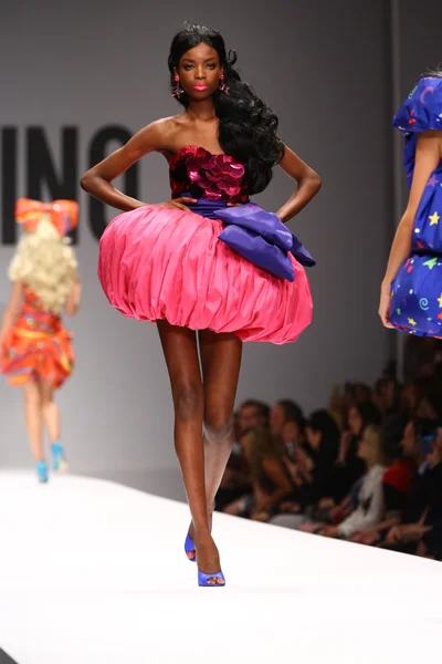 Model walks the runway during the Moschino show — Stock Photo, Image