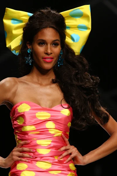 Modelo camina por la pasarela durante el espectáculo de Moschino —  Fotos de Stock