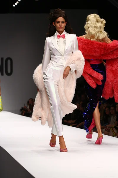 Model walks the runway during the Moschino show — Stock Photo, Image