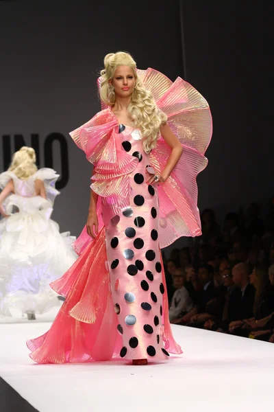 Model leidt de landingsbaan tijdens de show moschino — Stockfoto