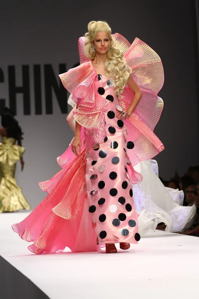 Modelo caminha na pista durante o show de Moschino — Fotografia de Stock