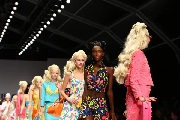 Modelos caminham no final da pista durante o show de Moschino — Fotografia de Stock