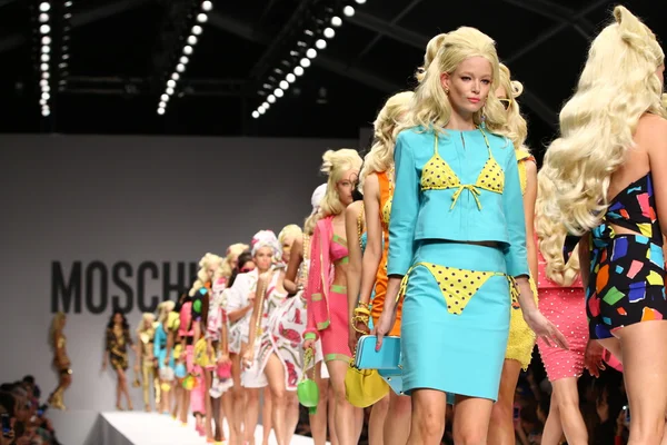 Models walk the runway finale during the Moschino show — Stock Photo, Image