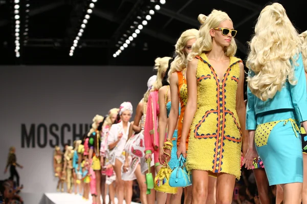 Modellek séta a kifutón finálé közben a moschino show — Stock Fotó