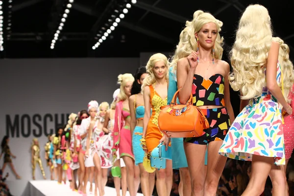 Models laufen während der Moschino-Show über den Laufsteg — Stockfoto