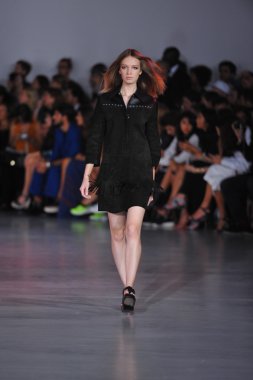 modeli pist Kostüm Milli gösterisi sırasında yürür.