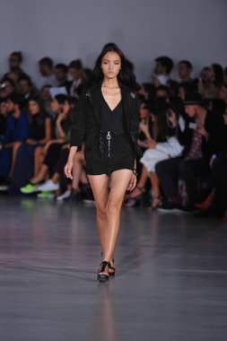 modeli pist Kostüm Milli gösterisi sırasında yürür.