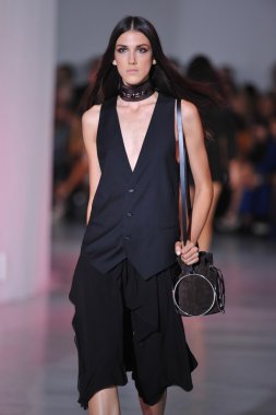 modeli pist Kostüm Milli gösterisi sırasında yürür.