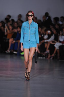 modeli pist Kostüm Milli gösterisi sırasında yürür.