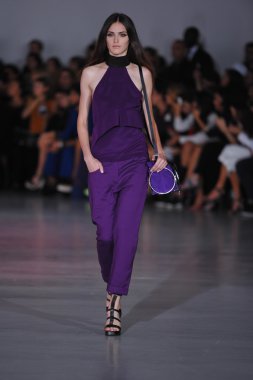 modeli pist Kostüm Milli gösterisi sırasında yürür.