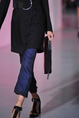 modeli pist Kostüm Milli gösterisi sırasında yürür.