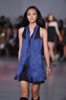 modeli pist Kostüm Milli gösterisi sırasında yürür.