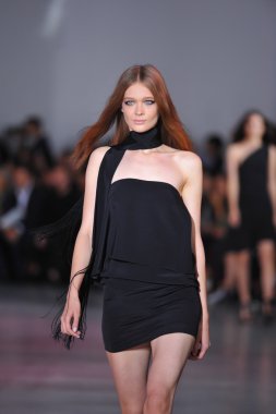 modeli pist Kostüm Milli gösterisi sırasında yürür.