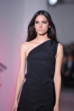 modeli pist Kostüm Milli gösterisi sırasında yürür.