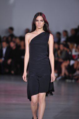 modeli pist Kostüm Milli gösterisi sırasında yürür.