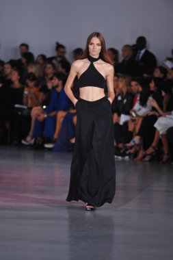 modeli pist Kostüm Milli gösterisi sırasında yürür.