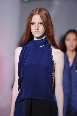 modeli pist Kostüm Milli gösterisi sırasında yürür.