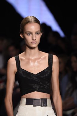 donna karan new york gösterisi pist model yürür